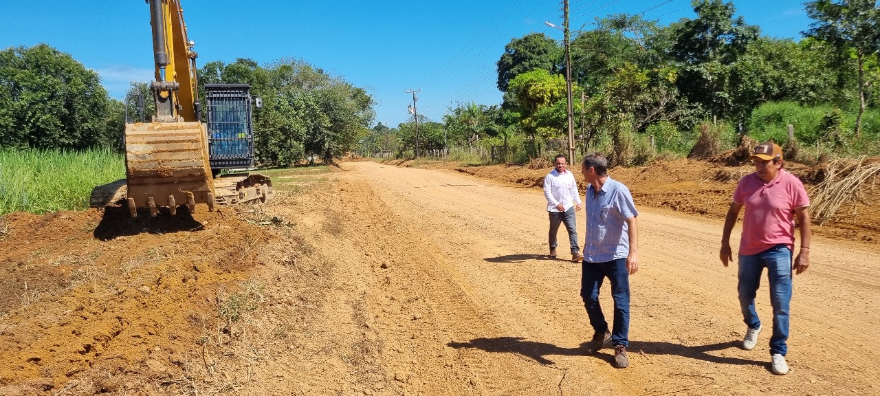 Adelar, Ramiro e Luizinho acompanham obras de melhoria nas estradas da 8ª Agrovila