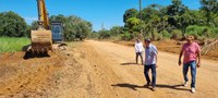 Adelar, Ramiro e Luizinho acompanham obras de melhoria nas estradas da 8ª Agrovila