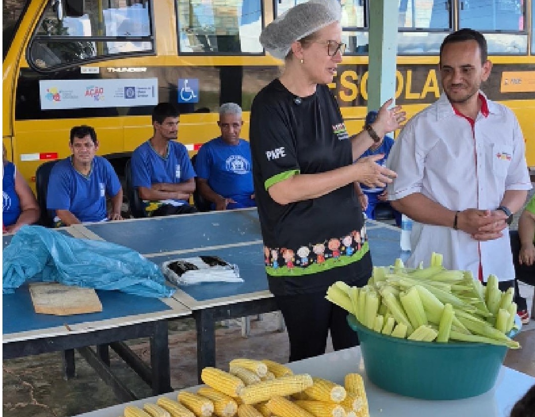 APAE de Terra Nova realiza atividade com alunos para confecção de pamonhas, presidente Ramiro foi prestigiar