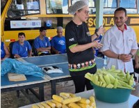 APAE de Terra Nova realiza atividade com alunos para confecção de pamonhas, presidente Ramiro foi prestigiar