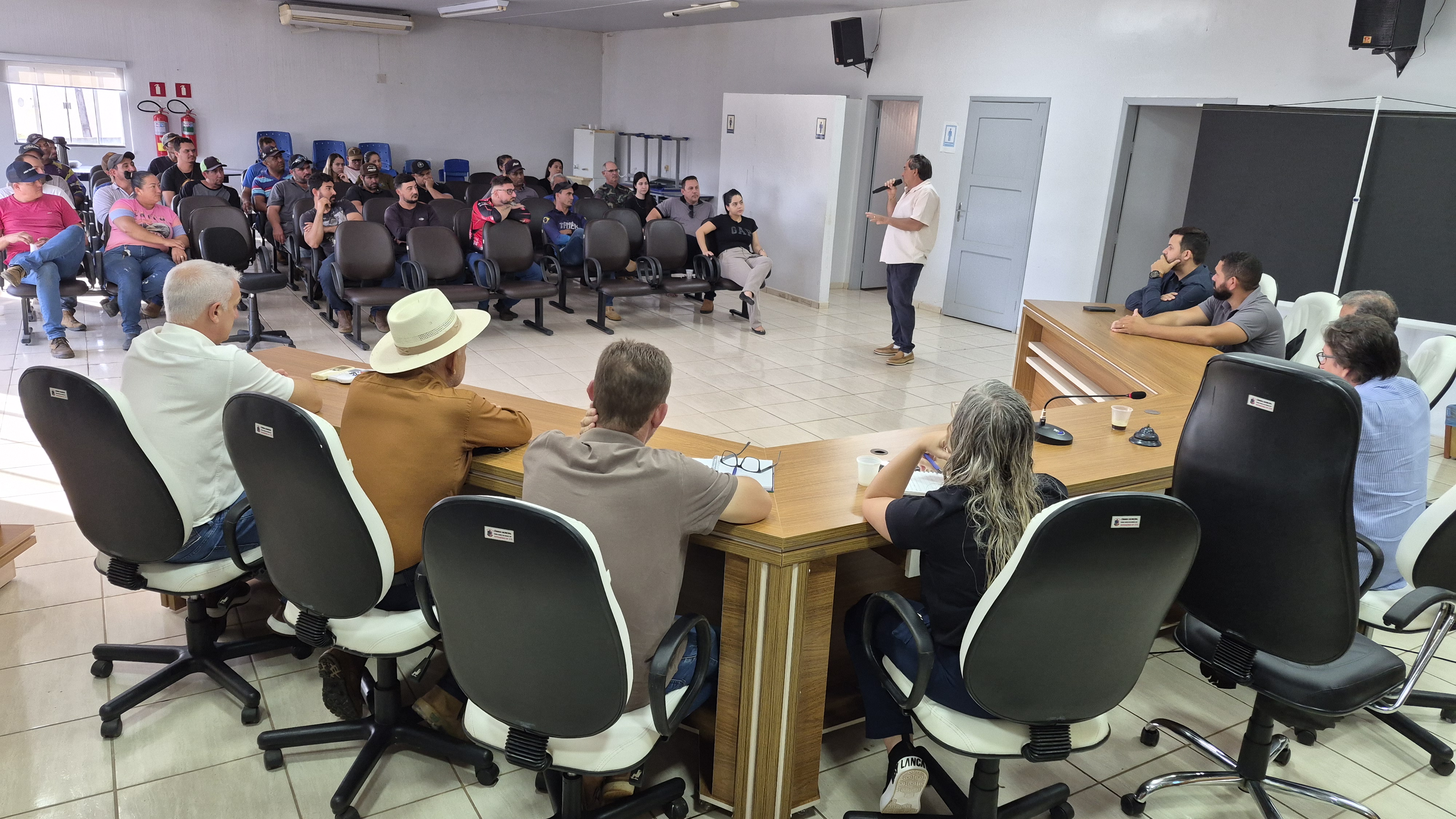 Câmara de Vereadores sedia reunião de secretários municipais e servidores da Secretaria de Obras