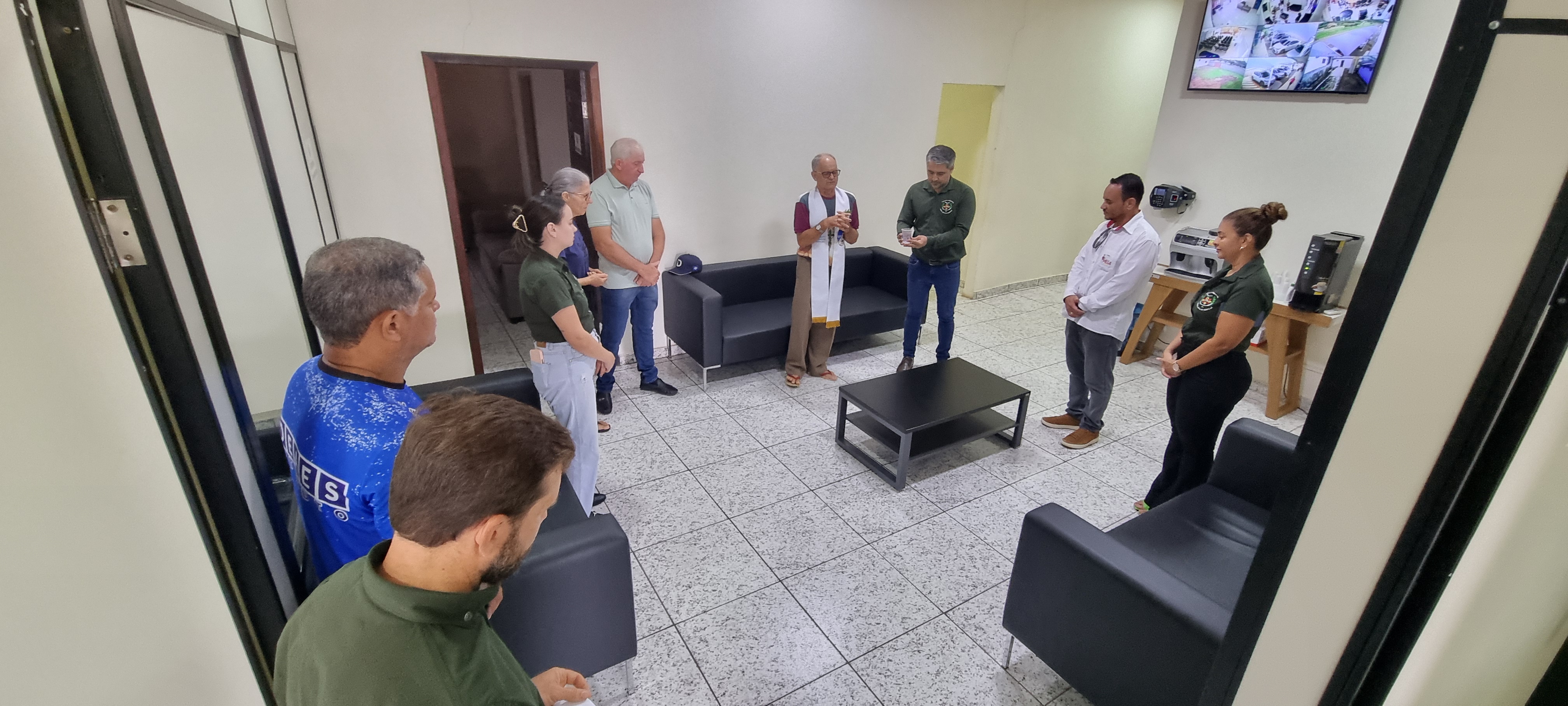 Padre João Pedro Fauro fez uma visita à Câmara Municipal e deu uma bênção aos servidores