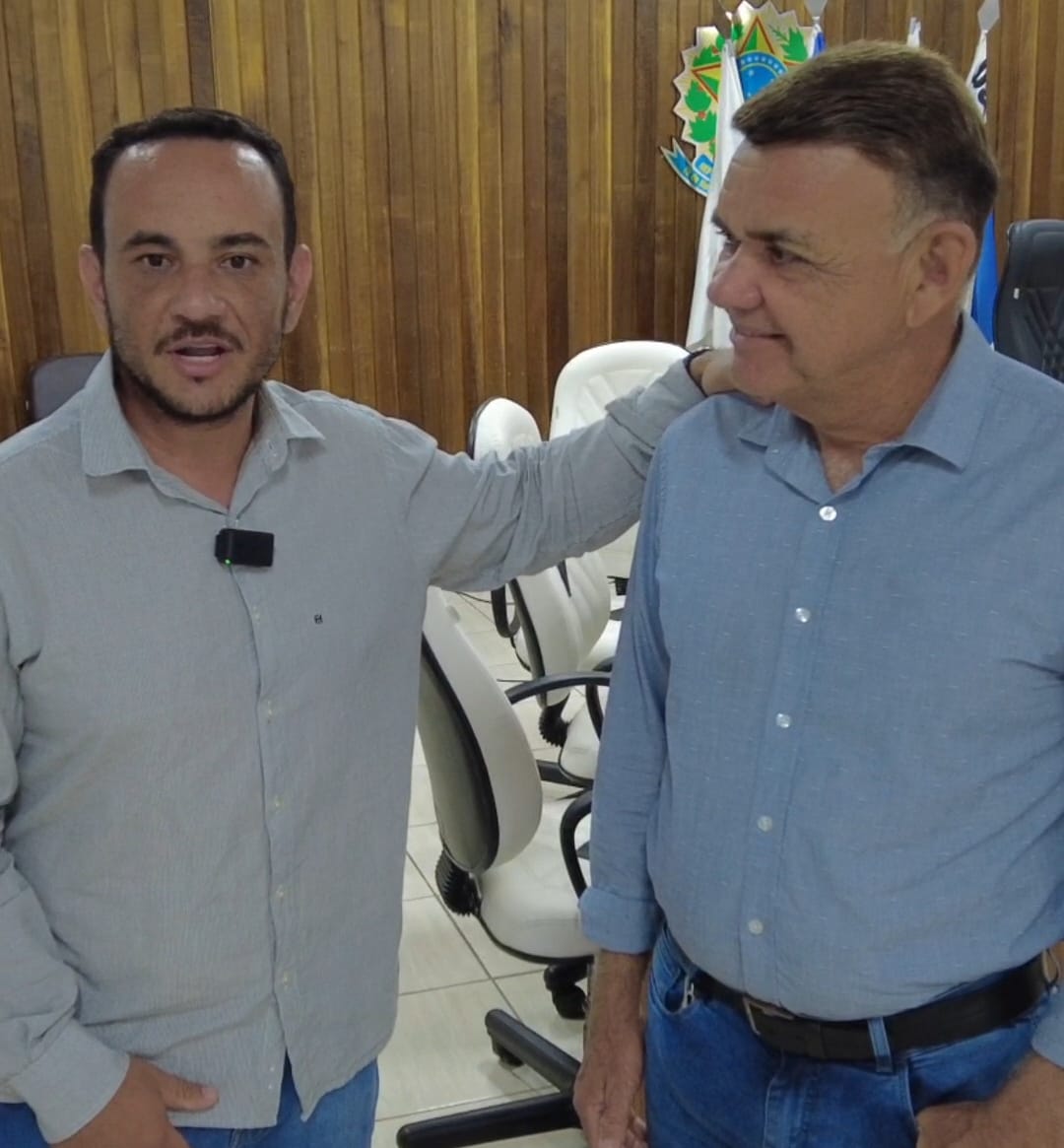 Presidente da Câmara de Terra Nova do Norte, Ramiro Gomes, parabeniza o novo secretário de obras pelo excelente trabalho iniciado no município