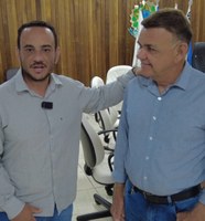 Presidente da Câmara de Terra Nova do Norte, Ramiro Gomes, parabeniza o novo secretário de obras pelo excelente trabalho iniciado no município