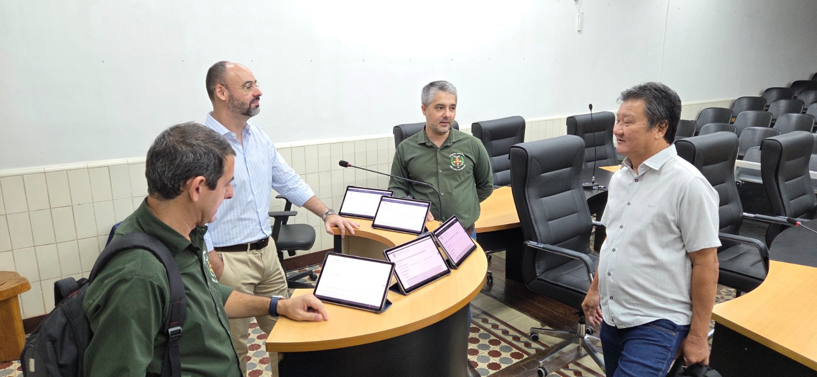 Servidores da Câmara de Terra Nova realizam visita técnica na Câmara de Cáceres com foco na automação do processo legislativo