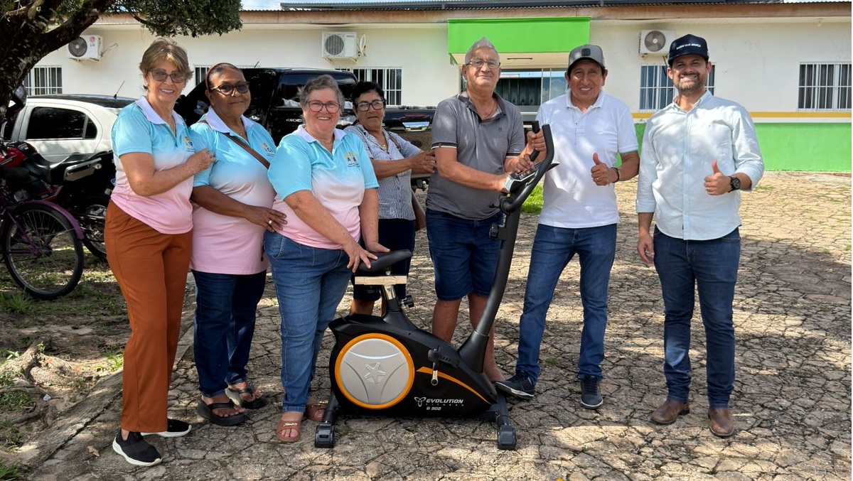 Vereador Luizinho faz sugestão no orçamento e secretaria de saúde entrega bicicleta ergométrica junto com a Casa da Amizade