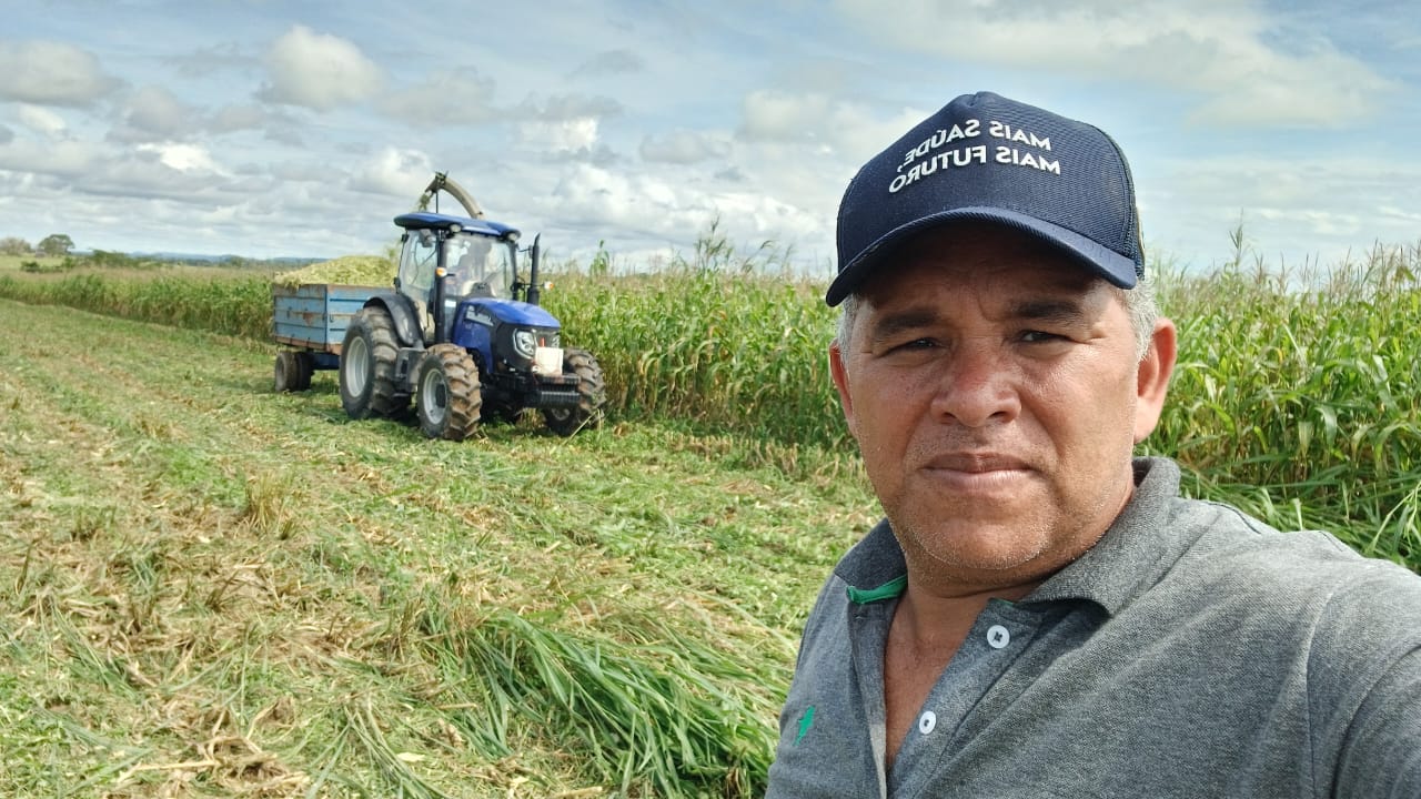 Vereador Nilson acompanha serviço de corte da silagem e diz que produtores serão beneficiados