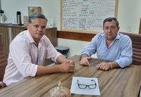 Vereador Tedi da Escolinha vai ao gabinete do prefeito Pascoal para tratar de assuntos do esporte e da juventude