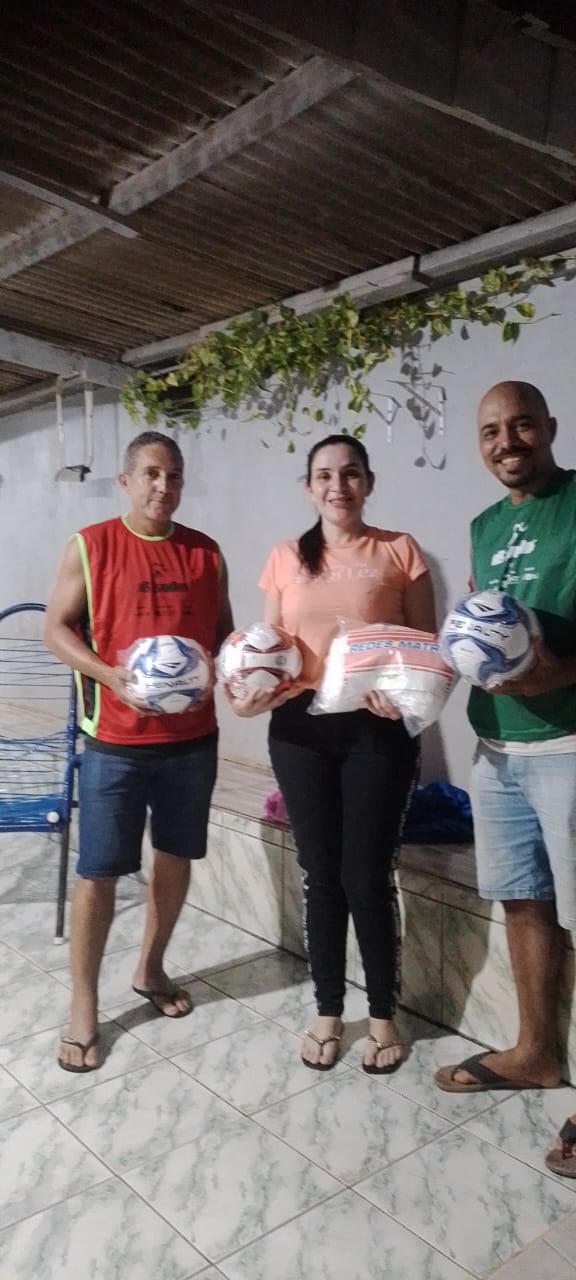 Vereadora Thamara Reis faz entrega de kits esportivos para o Vista Alegre viabilizados pelo Deputado Nininho