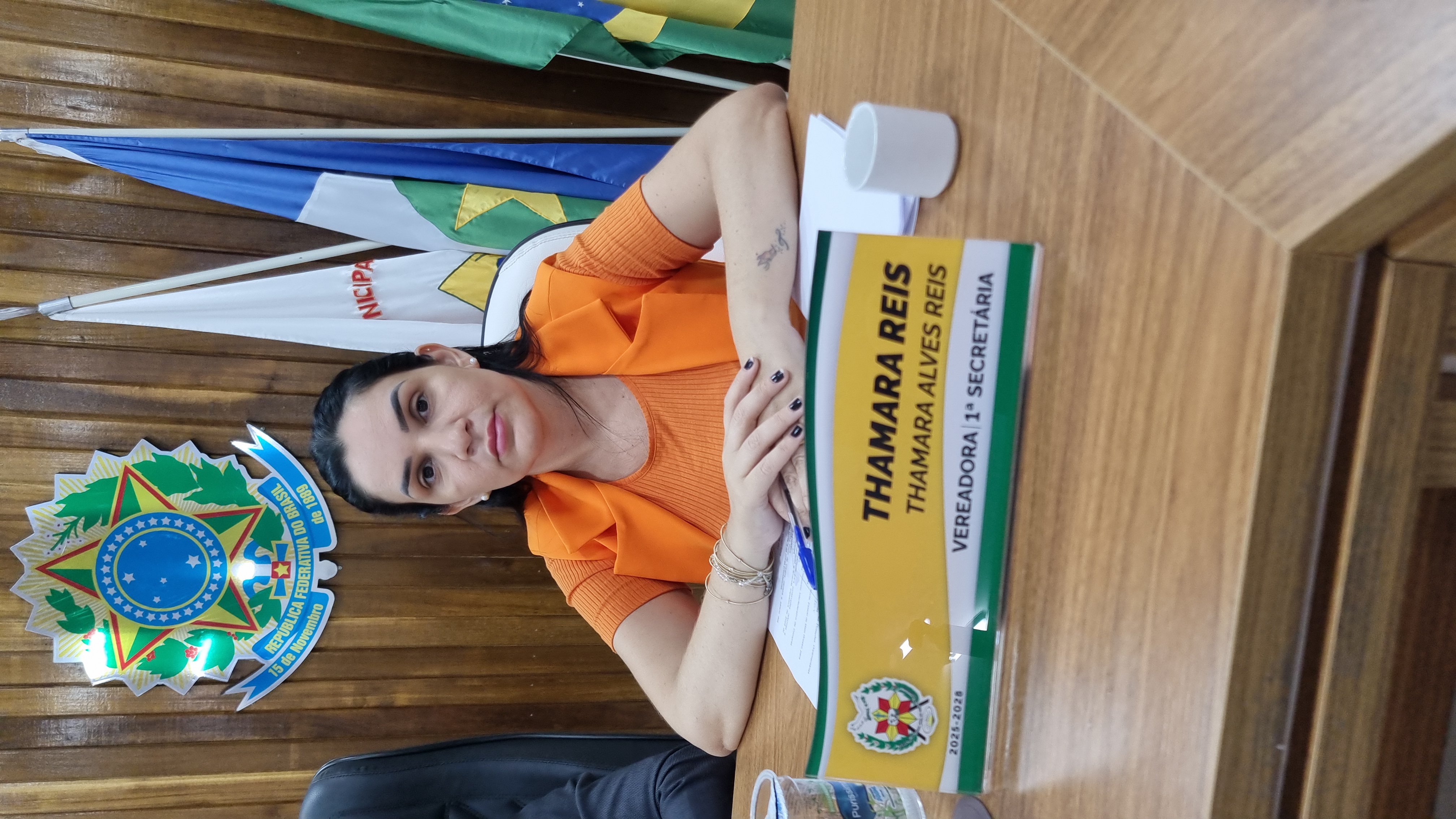 Vereadora Thamara Reis visita secretaria de Educação e pede atenção para reforma do gramado da Comunidade Nossa Senhora de Fátima