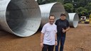 Vereadores comemoram novos tubos de aço que já estão prontos para serem instalados no município de Terra Nova do Norte