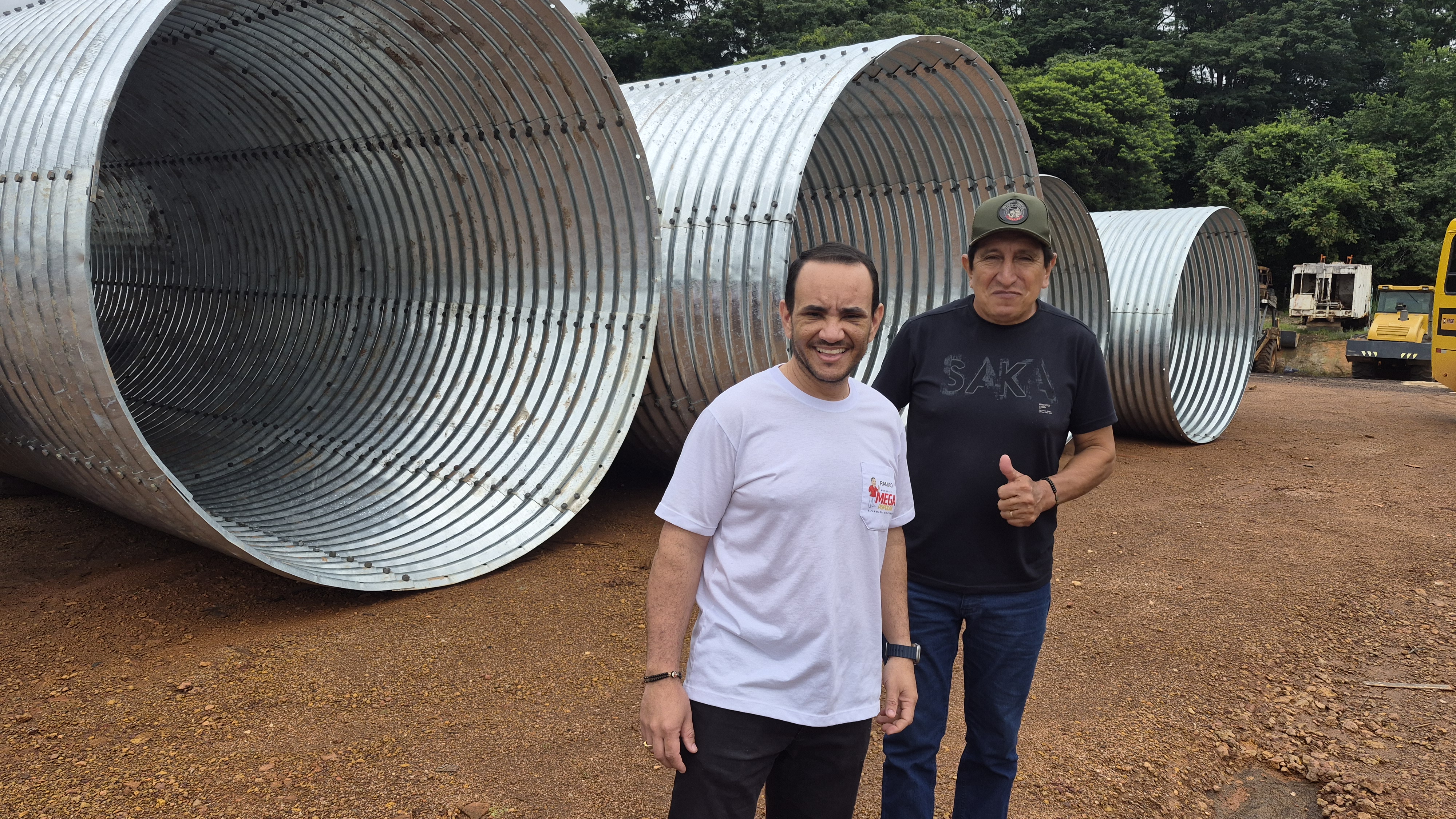 Vereadores comemoram novos tubos de aço que já estão prontos para serem instalados no município de Terra Nova do Norte