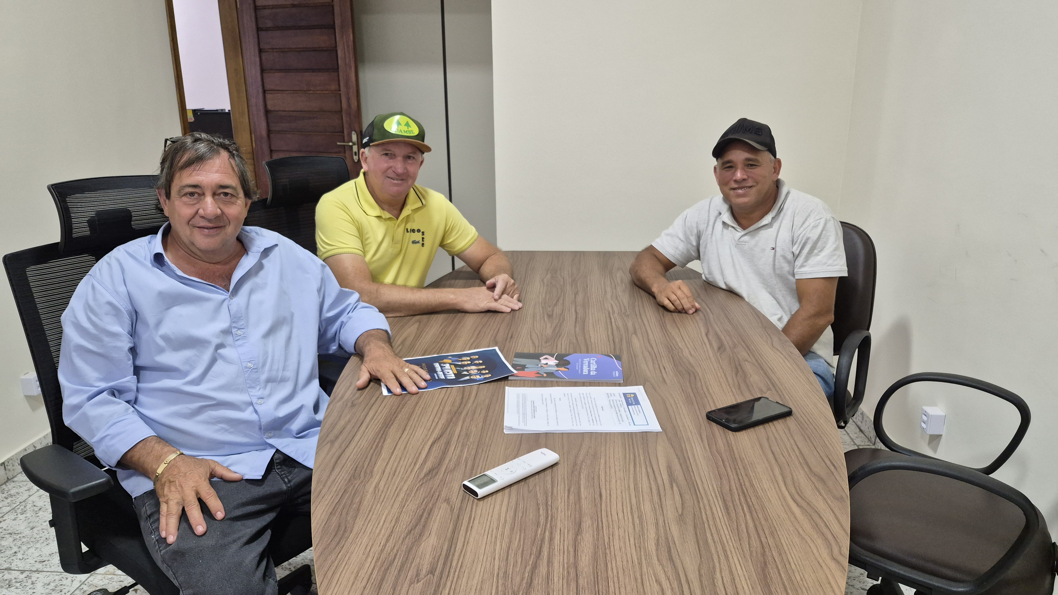 Vereadores Nilson e Oli convidam prefeito para reunião e assunto principal é a recuperação de estradas