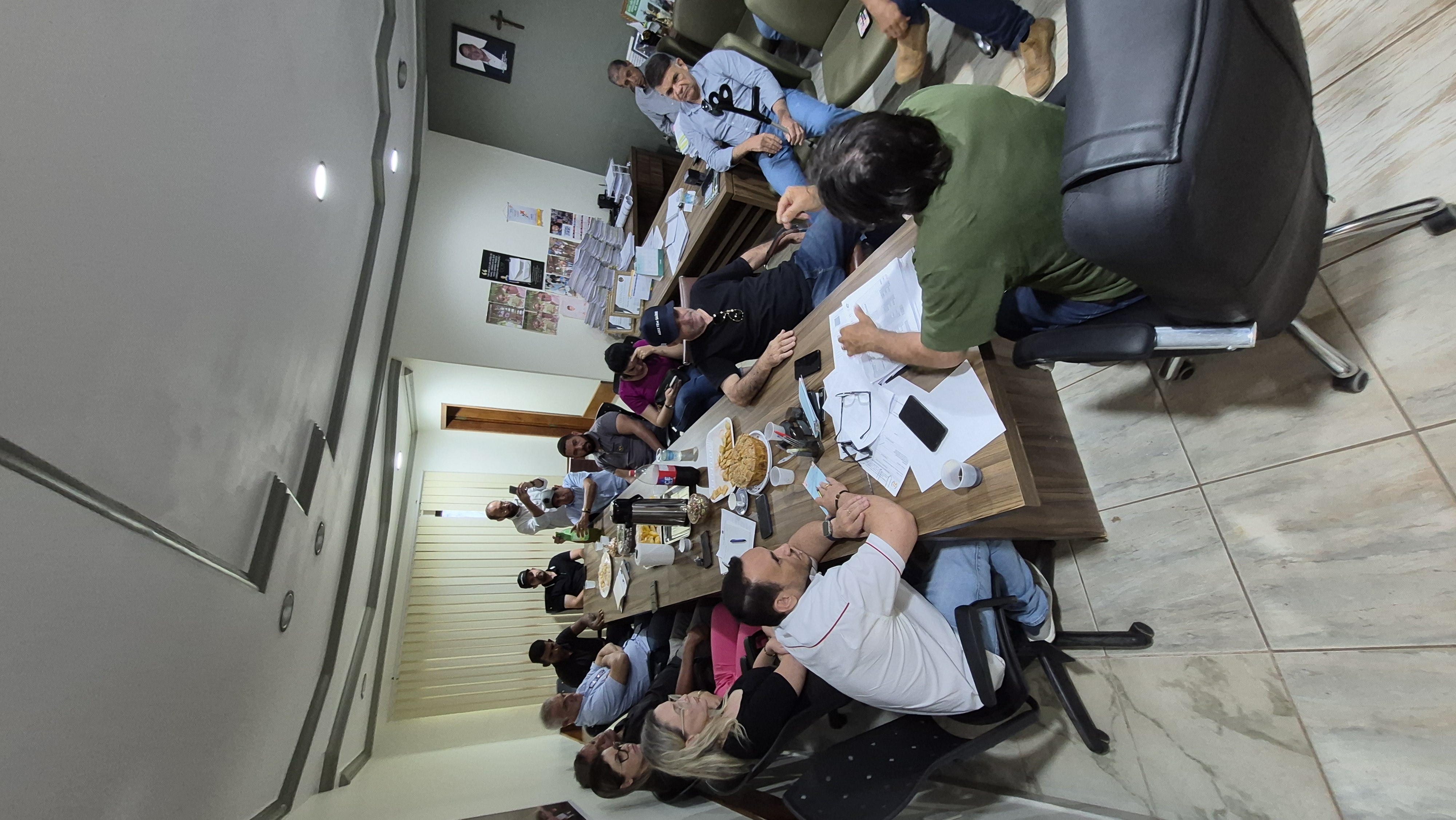 Vereadores participam de reunião com prefeito para falar sobre situação financeira, estradas e aniversário do município
