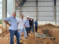 Vereadores Ramiro e Tedi realizam visita nas obras de construção do Armazém de Secagem e Armazenamento de Grãos da Coopernova
