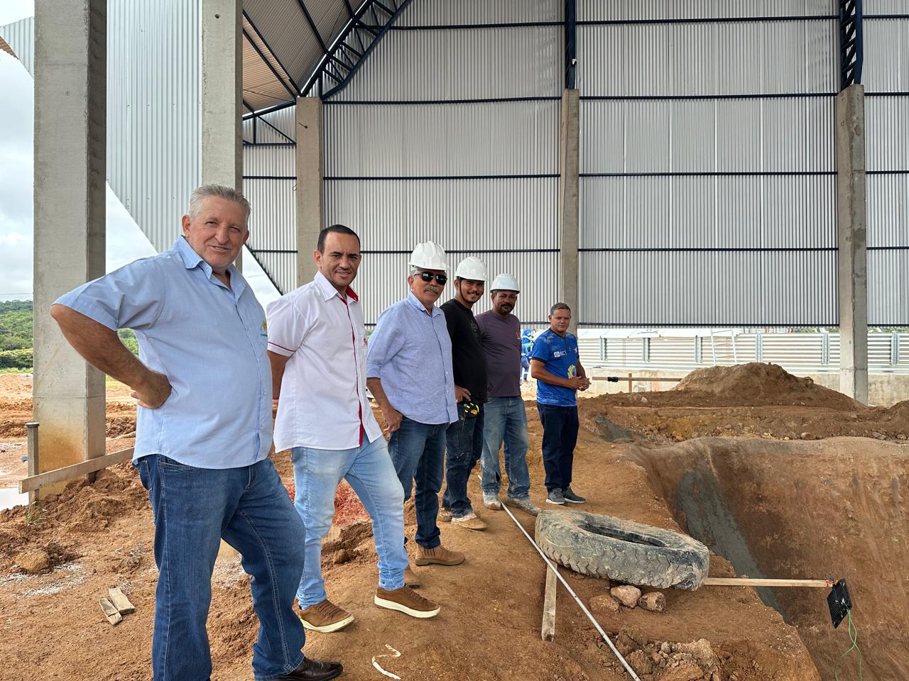 Vereadores Ramiro e Tedi realizam visita nas obras de construção do Armazém de Secagem e Armazenamento de Grãos da Coopernova