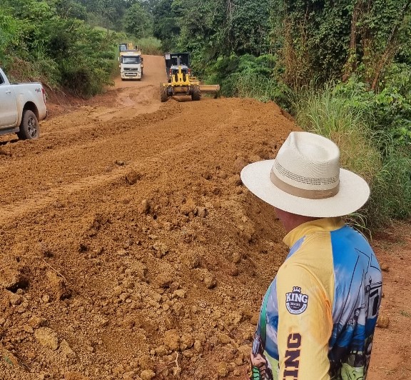 Vereador Oli esteve acompanhando o trabalho da Secretaria de Obras na melhoria da estrada principal da Comunidade Bonfim