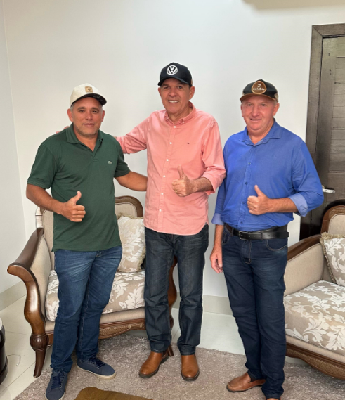 Vereadores Nilson Paraguai e Oli da Bonfim reforçam pedido ao deputado Juarez Costa de caminhão-pipa para combater as queimadas.